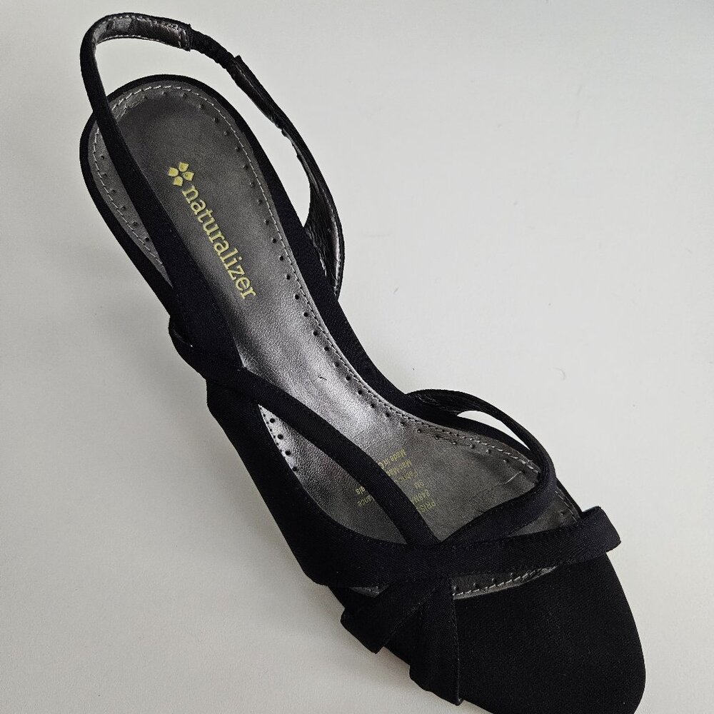 PRISSY Naturalizer strappy Size 9M 2 1/2 inch Heels